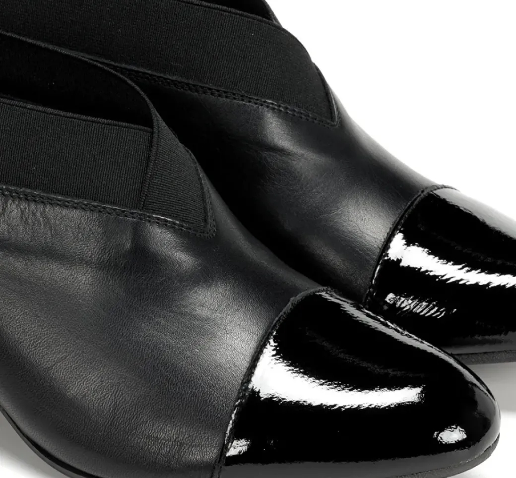 Hot Fluchos DORA D8880 Black Shoe